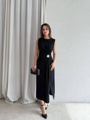 KOLSUZ YAN PİLE DETAYLI TOKALI ELBİSE