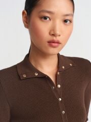 Dik Yaka Çıtçıtlı Triko Kazak Kahve